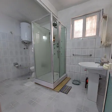 אכסניה Friendship Dorms *