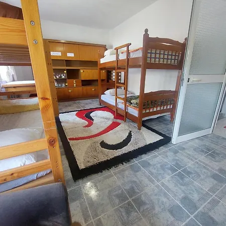 Friendship Dorms אכסניה *